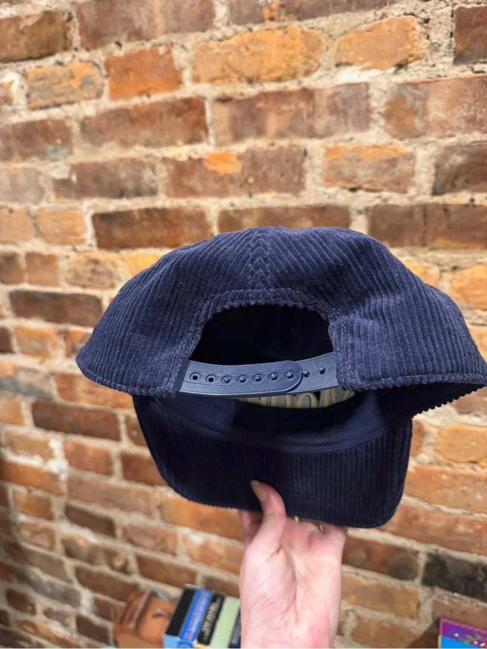 URBAN OUTFITTERS MODELO CORDUROY HAT